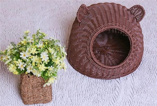 Cosy round woven pet bed with plush cushioning for small to medium-sized pets