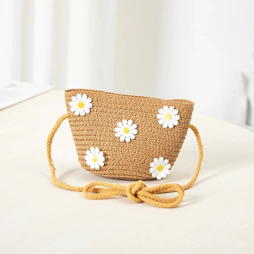 Charming kids' sun hat and handbag set with a daisy print design, offering sun protection and style for outdoor adventures.
