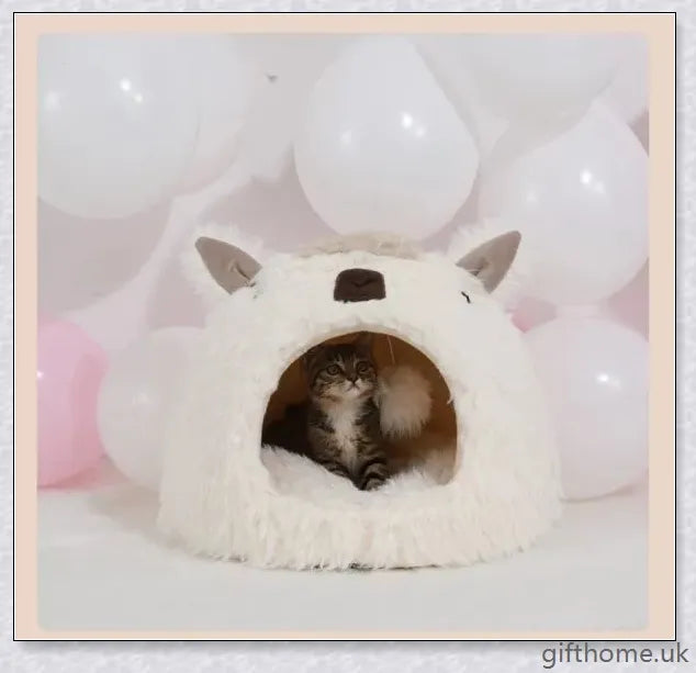 Premium alpaca fleece pet bed in a cosy, plush design for cats and dogs