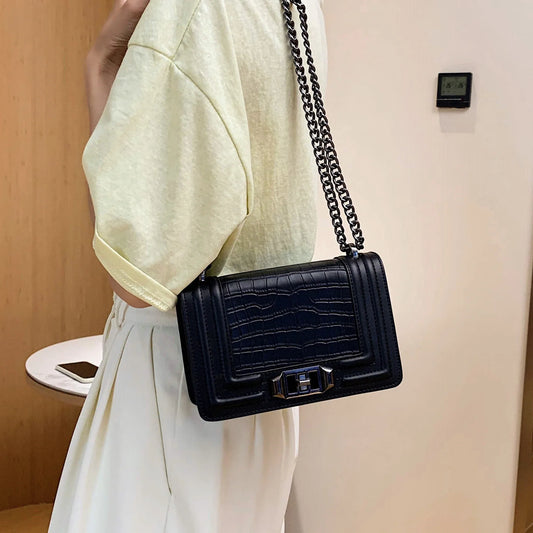 Stylish retro single-strap messenger bag in black with adjustable shoulder strap and spacious interior