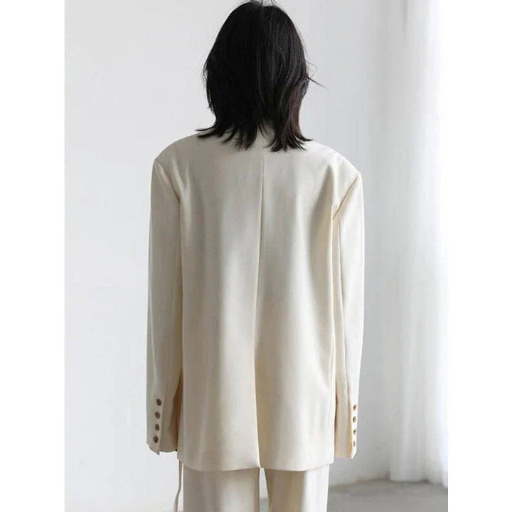 Elegant long sleeve blazer with a ribbon detail, made of a blend of cotton and polyester for comfort and durability.