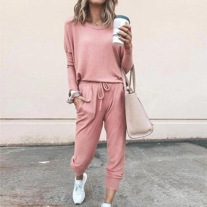 Premium casual long-sleeve outfit in soft, flowing fabric with chic collage design for fashionable women