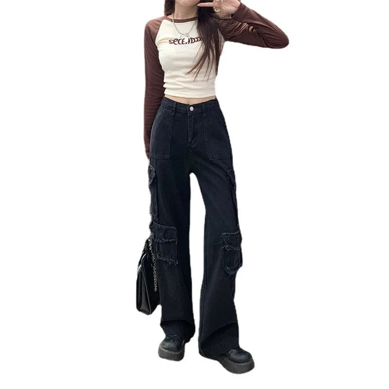 Fashionable women's wide-leg cargo jeans in black denim with practical pockets