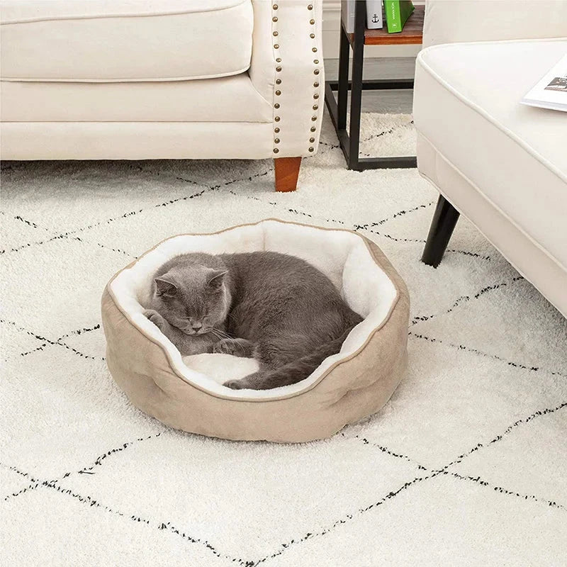 Cosy round pet bed made of soft microfibre fleece with a non-slip base, perfect for small dogs and cats to relax and sleep comfortably.