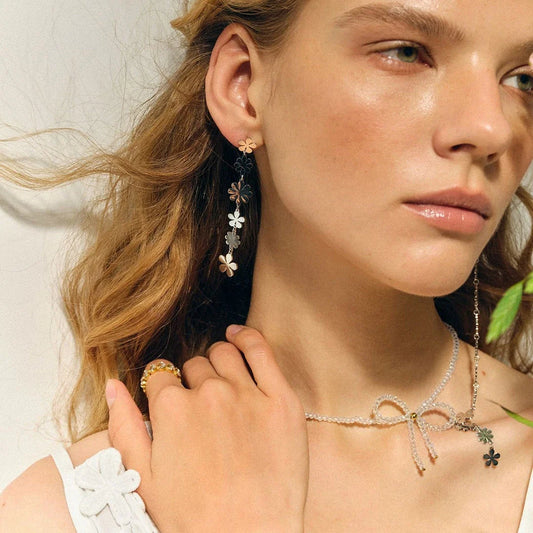 Elegant asymmetrical daisy earrings in 18K gold plating, crafted from high-quality stainless steel for a lasting shine