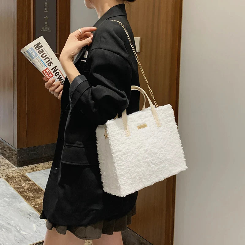 A premium hand-woven tote bag in a stylish design, featuring a magnetic closure and an adjustable shoulder strap for versatile use.