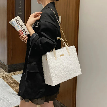 A premium hand-woven tote bag in a stylish design, featuring a magnetic closure and an adjustable shoulder strap for versatile use.