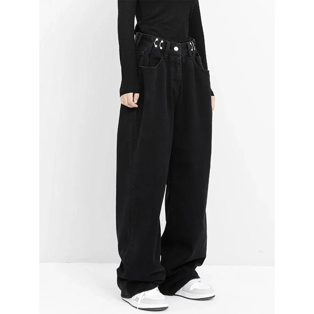 Stylish high-waist black jeans with vintage-inspired details for a timeless, elegant look.