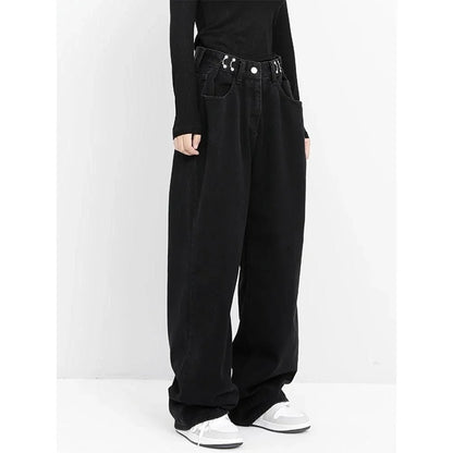 Stylish high-waist black jeans with vintage-inspired details for a timeless, elegant look.