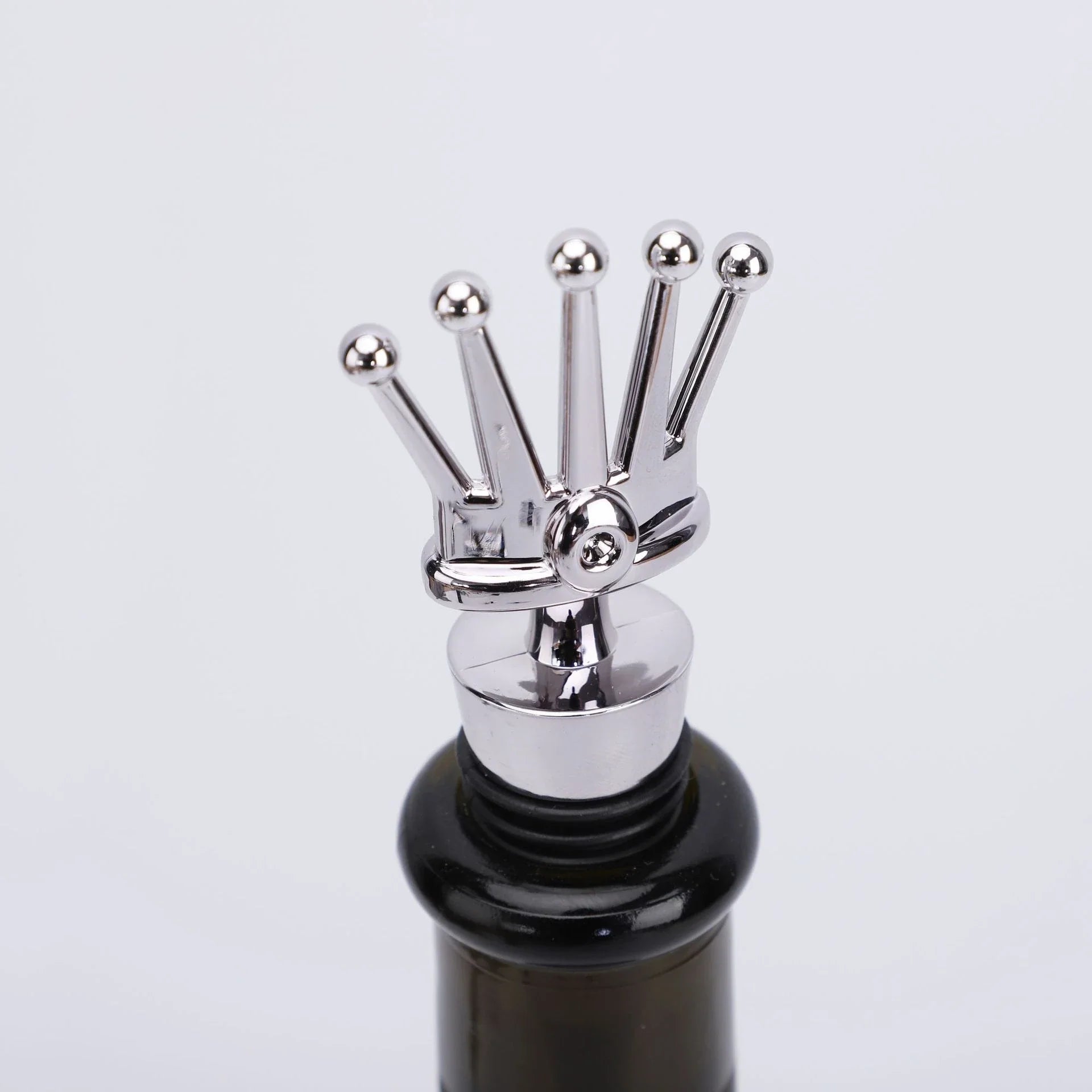 Elegant wine stopper with regal crown design, perfect for preserving wine freshness and adding sophisticated style to your kitchen or dining room.