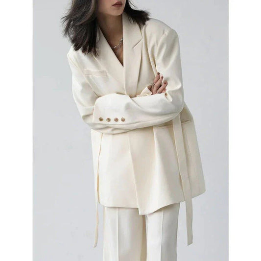 Elegant long sleeve blazer with a ribbon detail, made of a blend of cotton and polyester for comfort and durability.