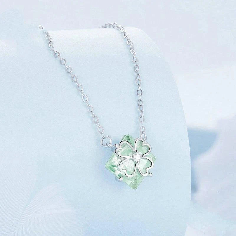Platinum-plated green pendant necklace with adjustable chain length for a customised fit