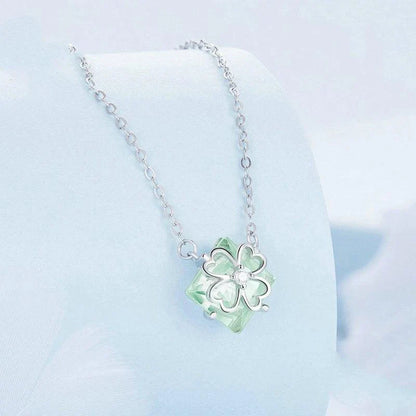 Platinum-plated green pendant necklace with adjustable chain length for a customised fit