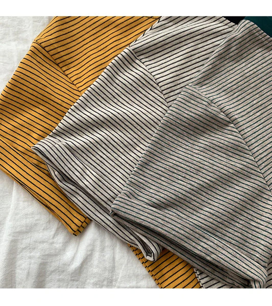 A cosy brown pullover with a turtleneck, featuring a stylish striped pattern for effortless autumn and winter style.