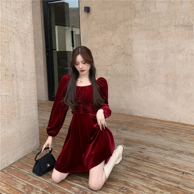 Elegant Hepburn-inspired pleuche dress for women, available in red and black with a flattering A-line silhouette and puff sleeves