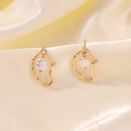 Irregular pearl earrings in a gold colour, featuring a unique and stylish design for versatile wear