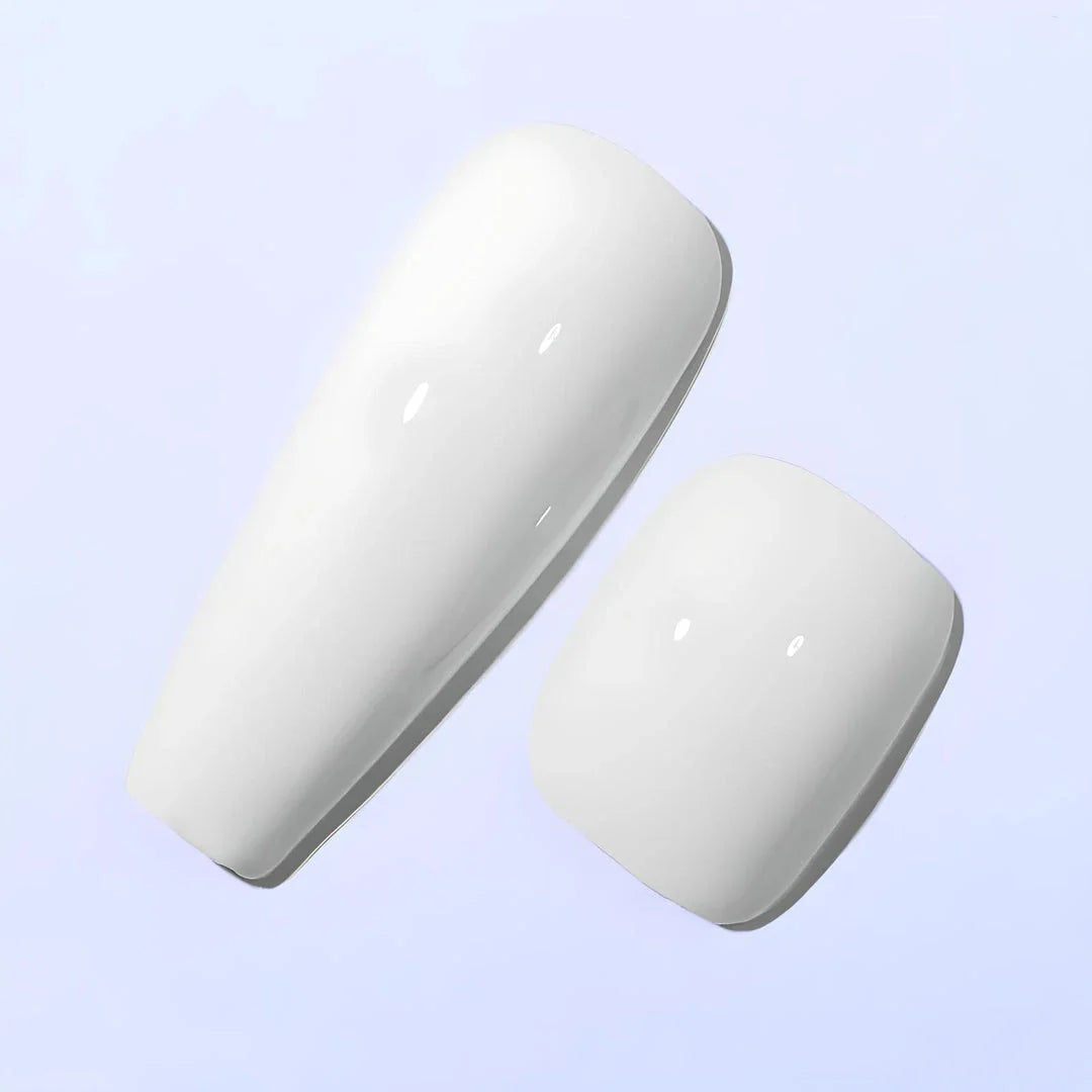 Dazzling 9D cat magnetic gel nail polish in a white shade, creating a captivating, shifting sparkle effect for elegant autumn nails