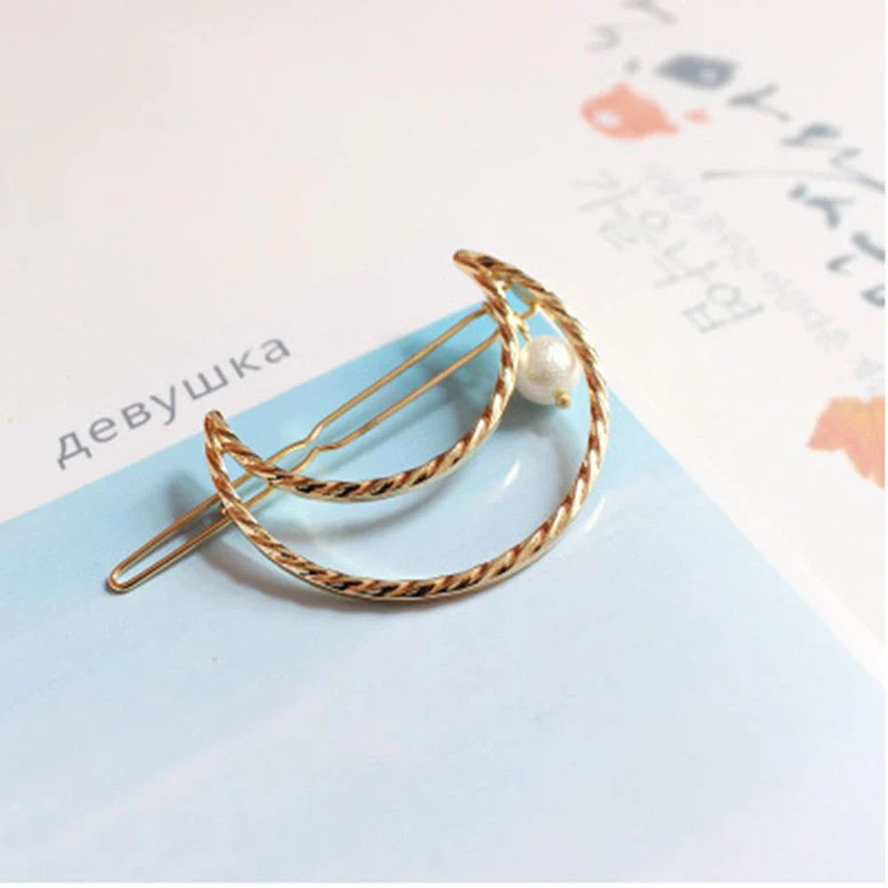 Elegant pearl hair clip with a sophisticated design, made of premium alloy materials for long-lasting durability and a secure fit.