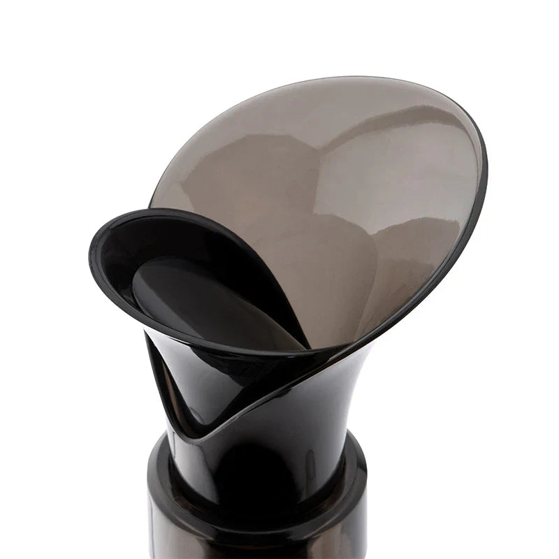 Elegant petal-shaped red wine pourer with a sleek design to enhance the flavour and aroma of your favourite red wines