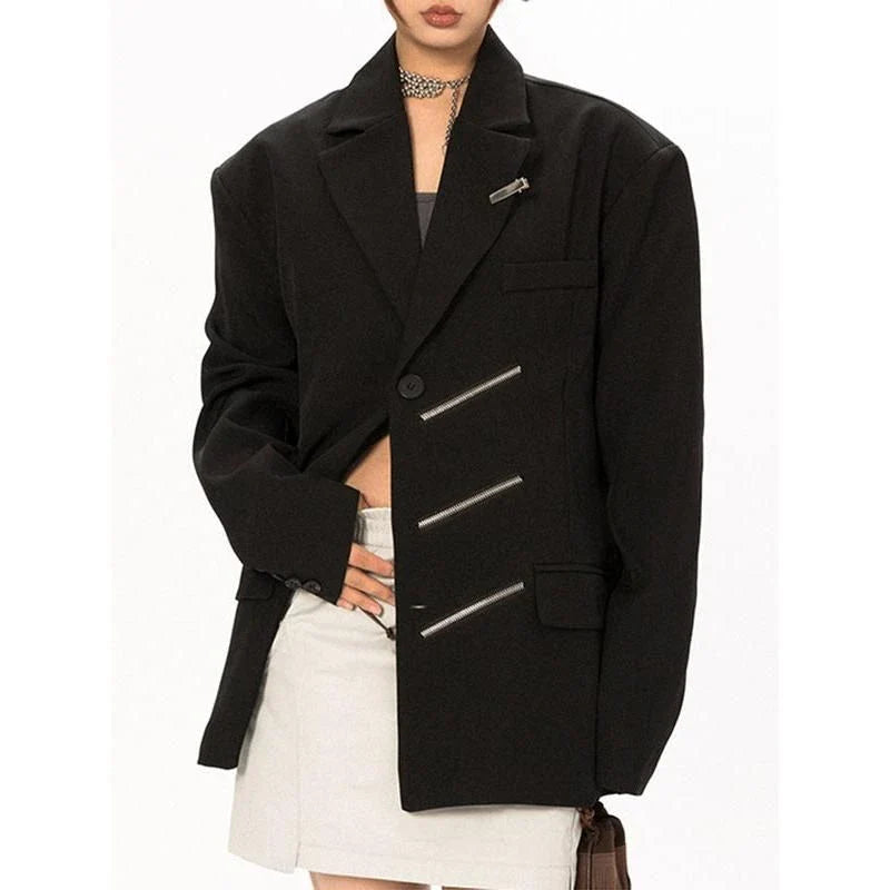 Sophisticated black blazer with notched collar for stylish women