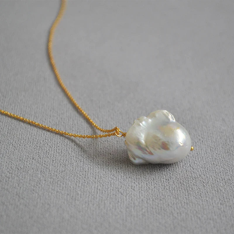 Elegant British baroque pearl necklace with a unique fish tail design, perfect for adding a touch of sophistication to any outfit.