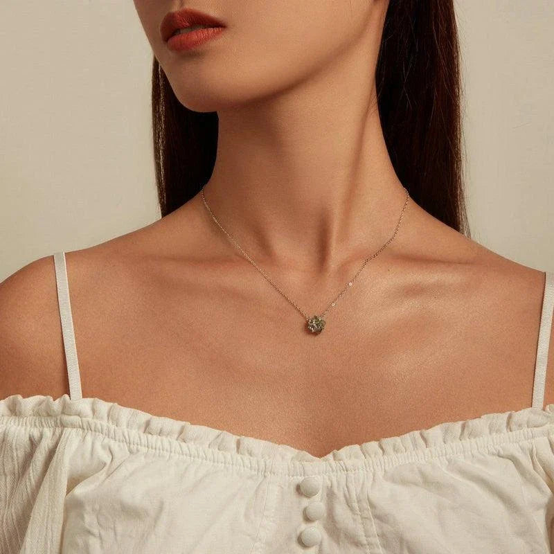 Platinum-plated green pendant necklace with adjustable chain length for a customised fit