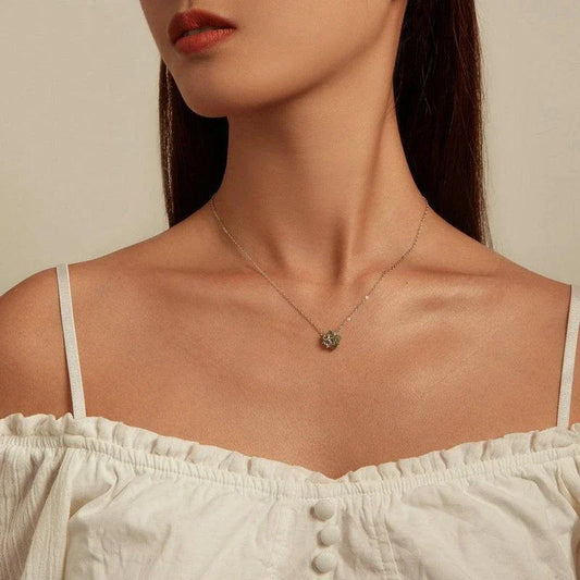 Platinum-plated green pendant necklace with adjustable chain length for a customised fit