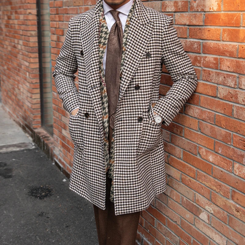Double-breasted thick houndstooth coat in a vintage-inspired design, featuring a premium wool-rich fabric and a refined silhouette