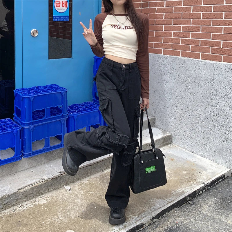 Fashionable women's wide-leg cargo jeans in black denim with practical pockets