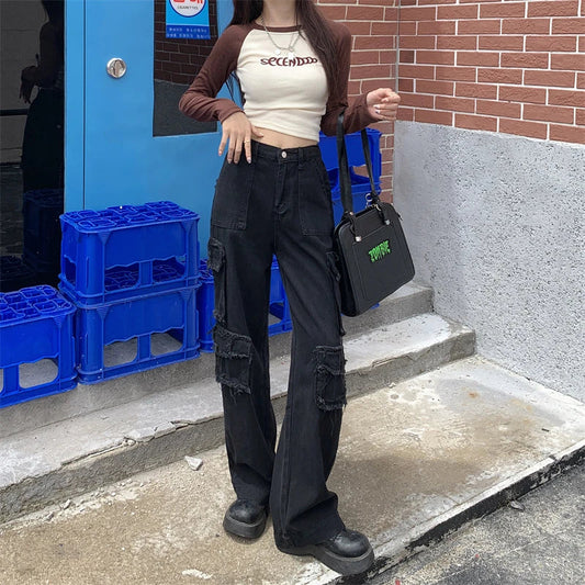 Fashionable women's wide-leg cargo jeans in black denim with practical pockets