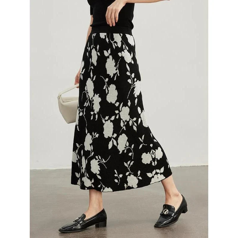 Elegant floral jacquard knitted winter skirt with a slim fit and mid-calf length