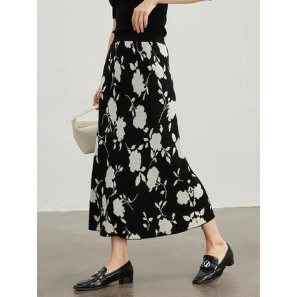 Elegant floral jacquard knitted winter skirt with a slim fit and mid-calf length
