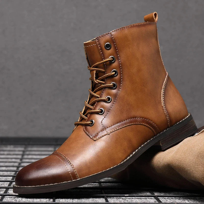 Stylish, high-quality Martin boots with pointed toes, suitable for British gentlemen's autumn wardrobes
