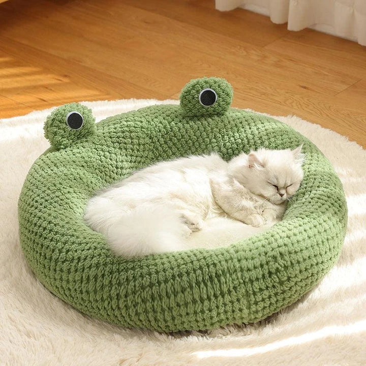 Cosy frog-shaped pet bed made of plush bubble velvet material, providing warmth and comfort for small cats and dogs