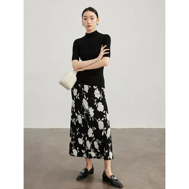 Elegant floral jacquard knitted winter skirt with a slim fit and mid-calf length