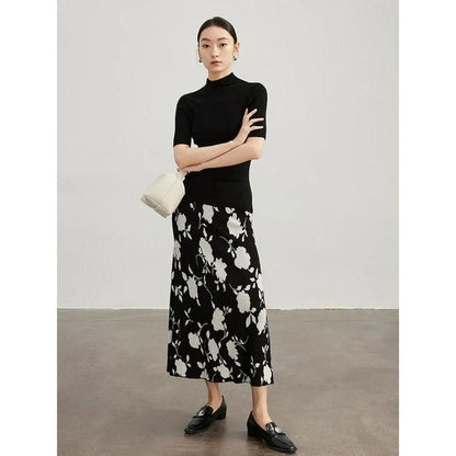 Elegant floral jacquard knitted winter skirt with a slim fit and mid-calf length