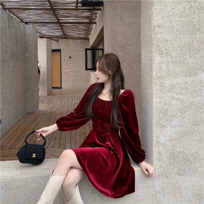 Elegant Hepburn-inspired pleuche dress for women, available in red and black with a flattering A-line silhouette and puff sleeves