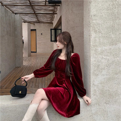 Elegant Hepburn-inspired pleuche dress for women, available in red and black with a flattering A-line silhouette and puff sleeves