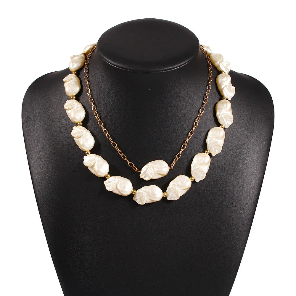 Elegant irregular pearl necklace with adjustable chain in gold colour