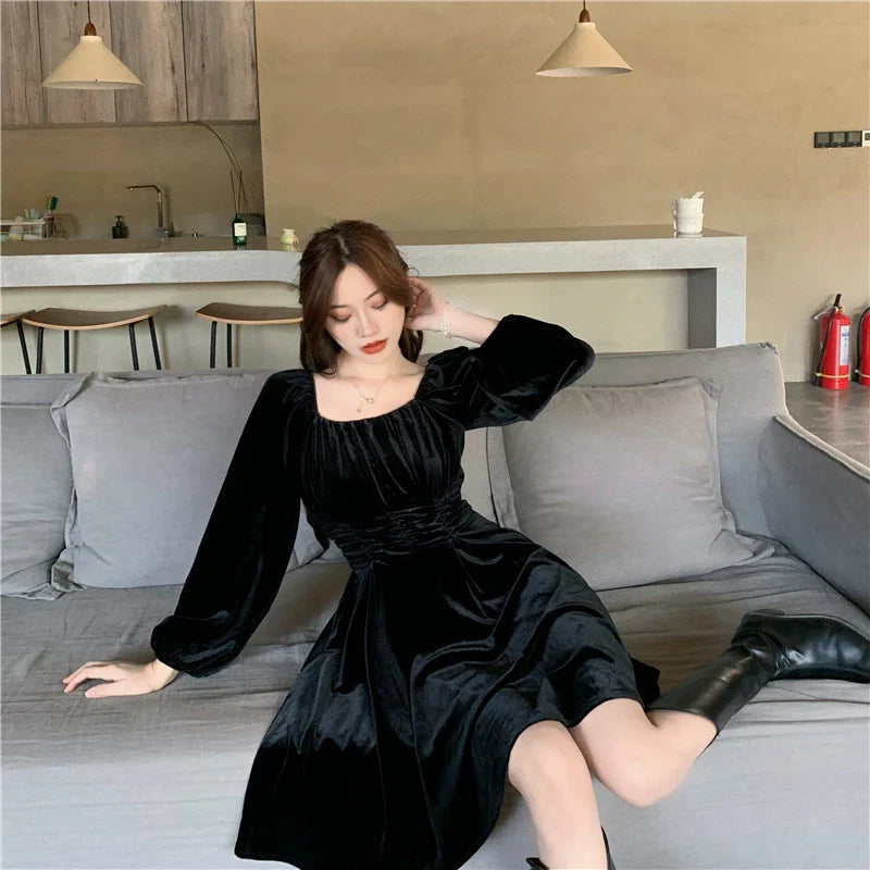 Elegant Hepburn-inspired pleuche dress for women, available in red and black with a flattering A-line silhouette and puff sleeves