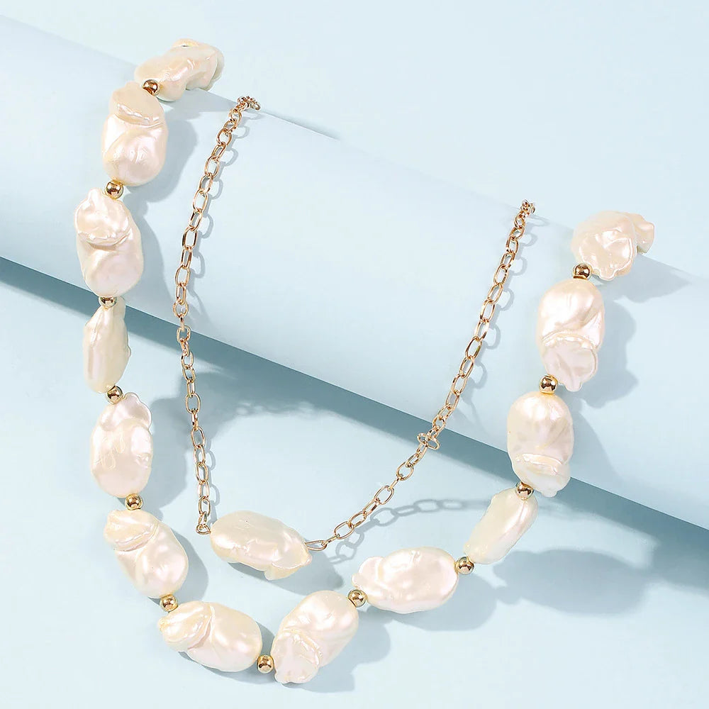 Elegant irregular pearl necklace with adjustable chain in gold colour
