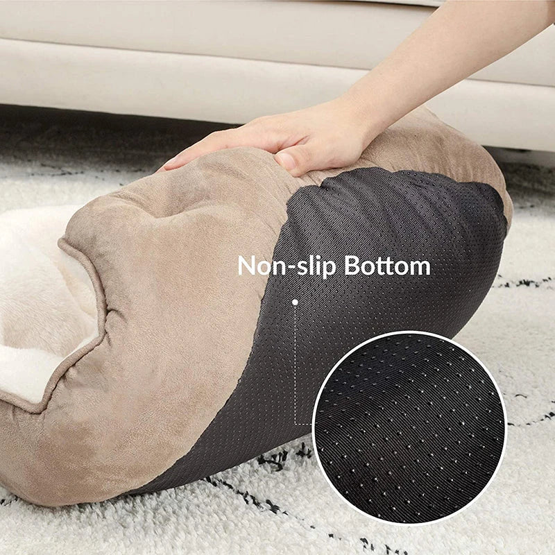 Cosy round pet bed made of soft microfibre fleece with a non-slip base, perfect for small dogs and cats to relax and sleep comfortably.