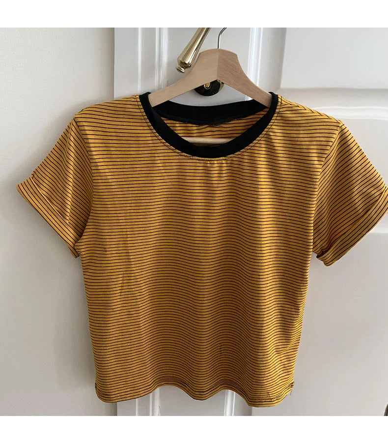 A cosy brown pullover with a turtleneck, featuring a stylish striped pattern for effortless autumn and winter style.