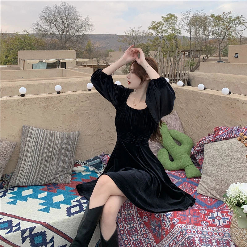 Elegant Hepburn-inspired pleuche dress for women, available in red and black with a flattering A-line silhouette and puff sleeves