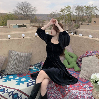Elegant Hepburn-inspired pleuche dress for women, available in red and black with a flattering A-line silhouette and puff sleeves