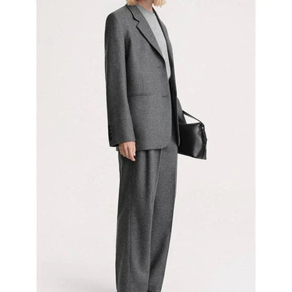 Elegant women's wool blazer in a chic and timeless design, perfect for the British autumn and winter seasons