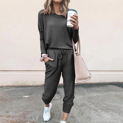 Premium casual long-sleeve outfit in soft, flowing fabric with chic collage design for fashionable women