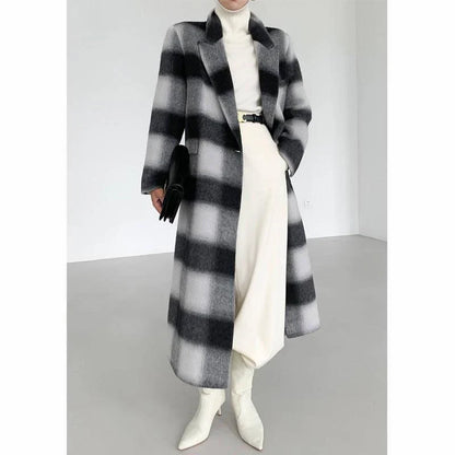 Elegant plaid double-breasted long woollen coat for stylish women