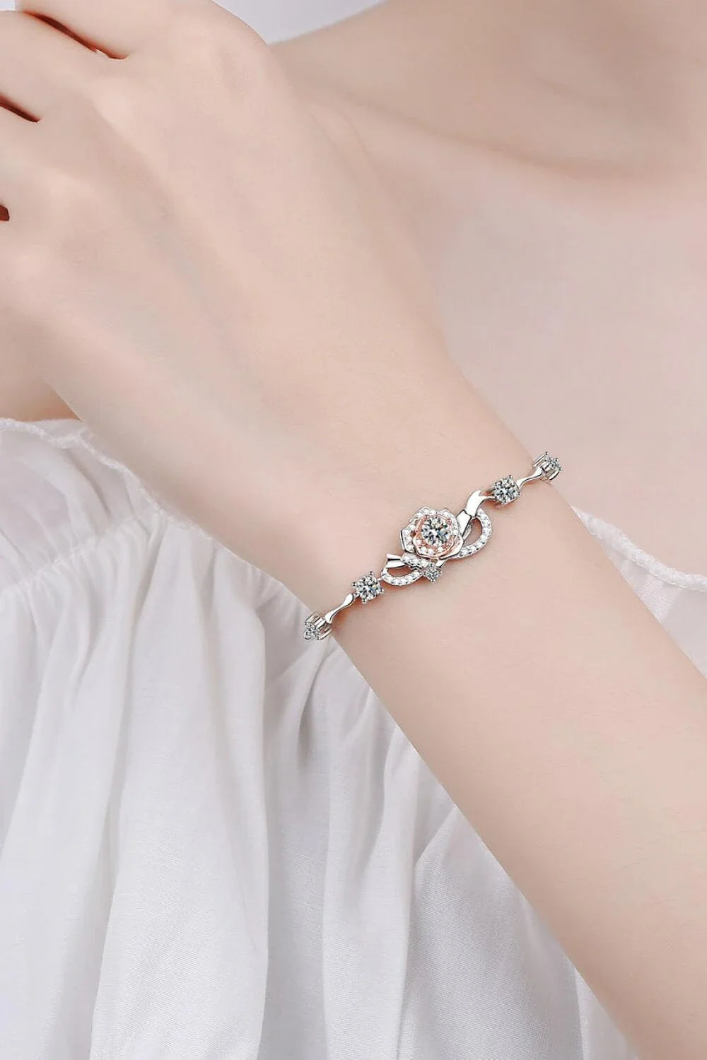 Elegant 925 Sterling Silver Bracelet with a Captivating Moissanite Centre Stone