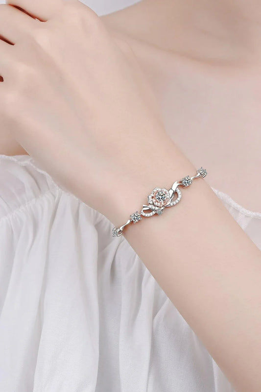 Elegant 925 Sterling Silver Bracelet with a Captivating Moissanite Centre Stone